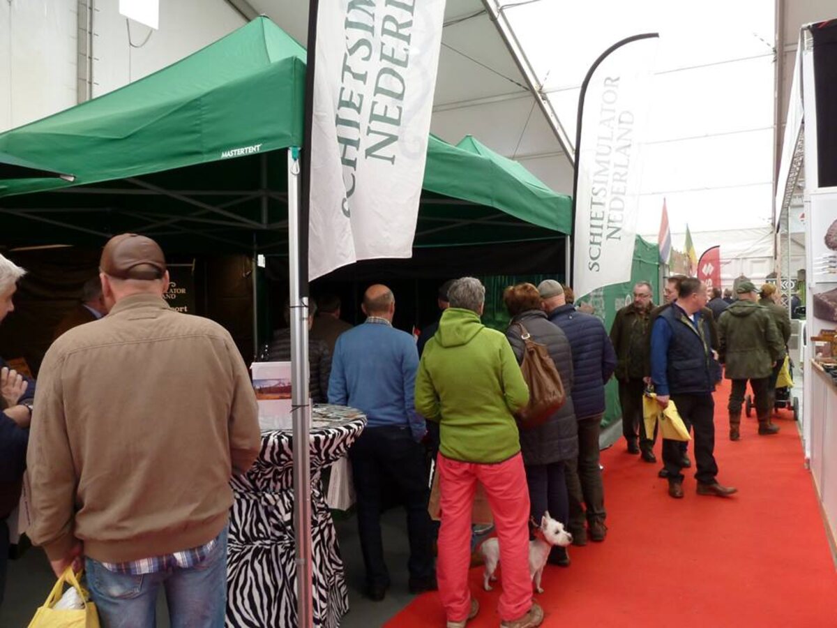 De schietsimulator op locatie tijdens een evenement