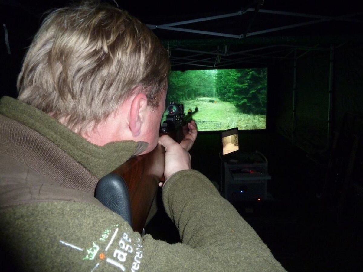 Jager traint met geprepareerd geweer in de schietsimulator