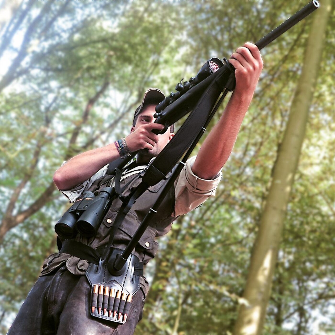 Jager legt aan met geprepareerd geweer op een Steadify-schietsteun in het veld