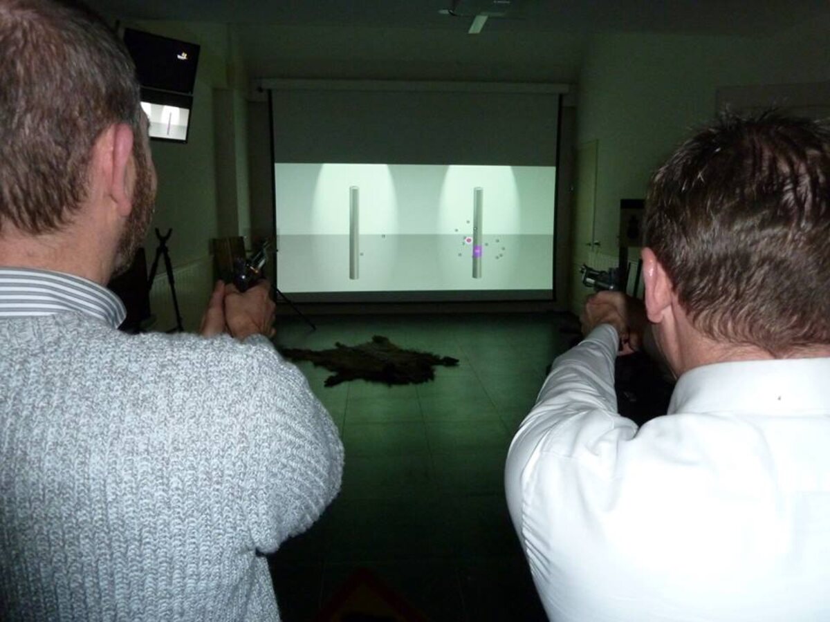Team geniet van een jachtsimulatie op locatie in Oudesluis